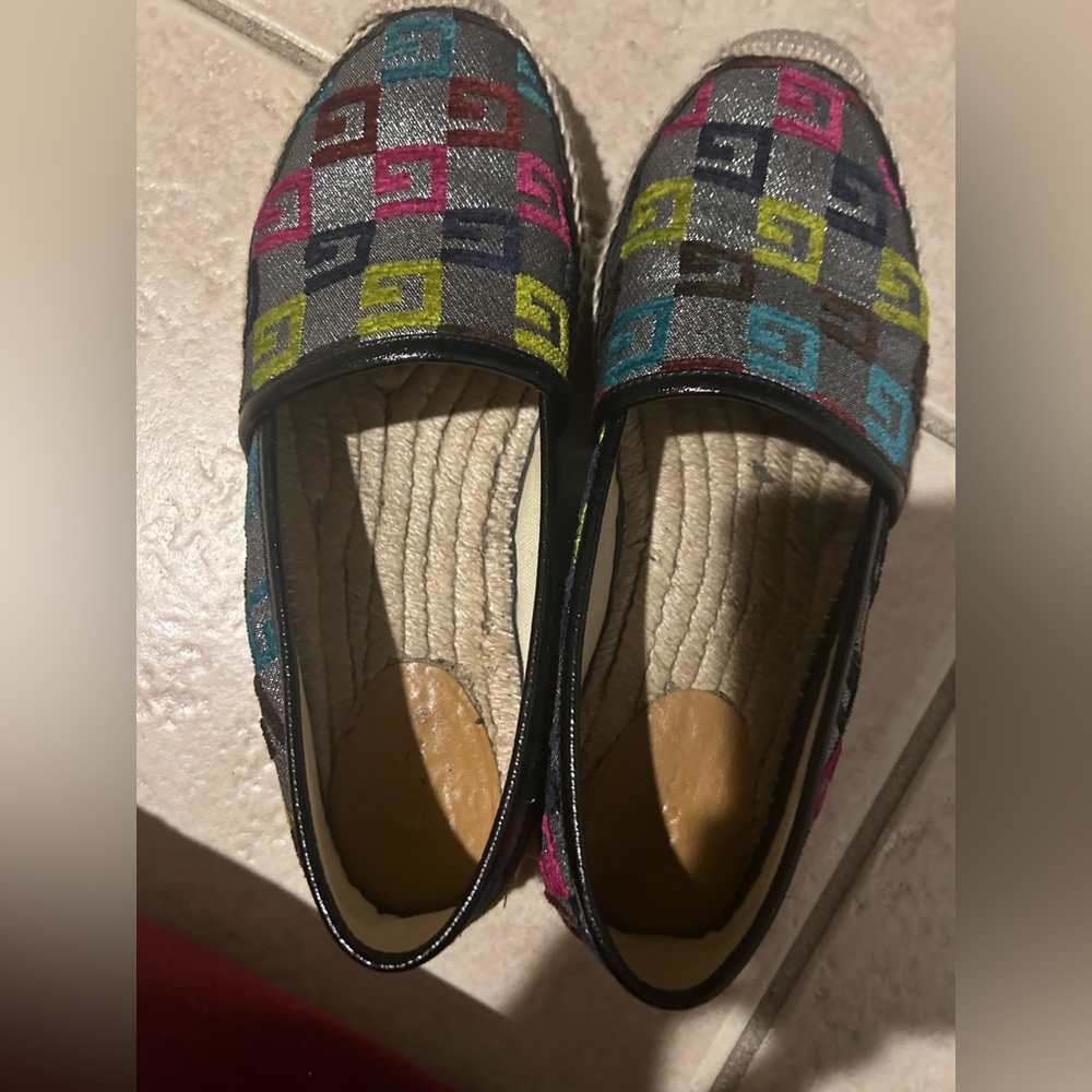 Gucci, very comfortable can be worn on any occasion